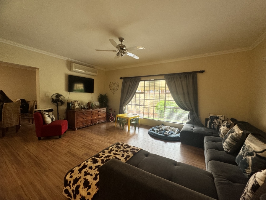 To Let 3 Bedroom Property for Rent in Flamwood North West